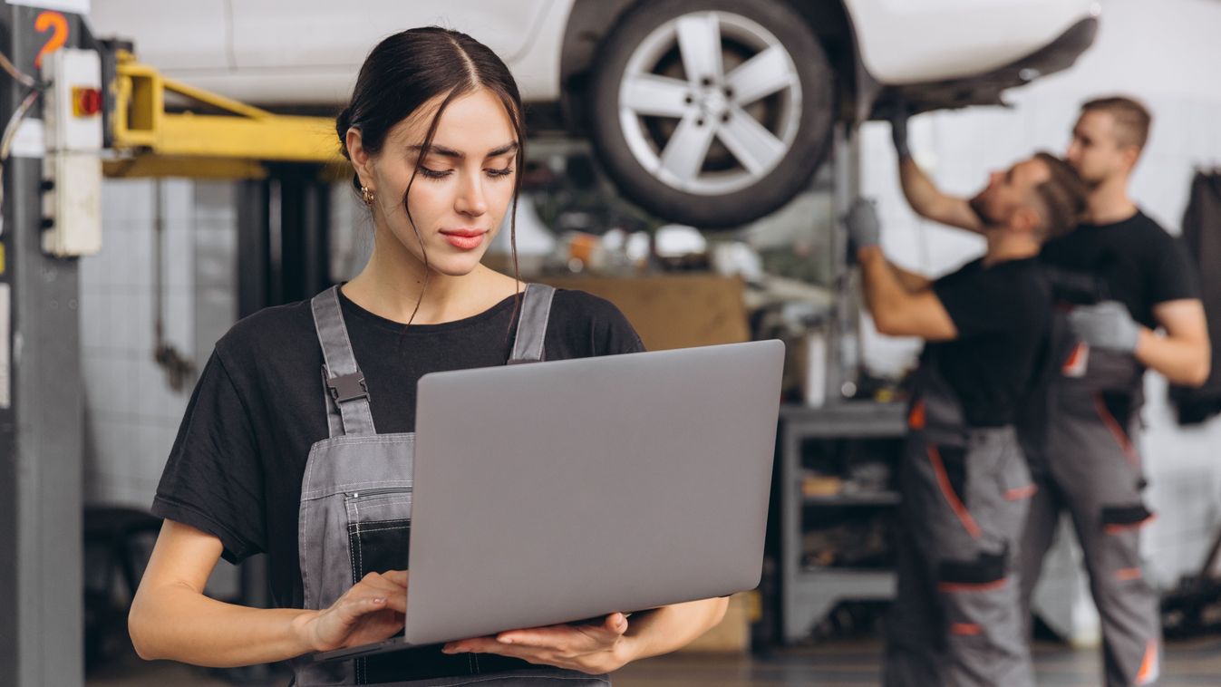 Worker,Of,Autoservice,,Beautiful,Young,Woman,Holding,Laptop,In,Hands, munkás, munkások, fiatal munkások, fiatal munkás
műszaki vizsga