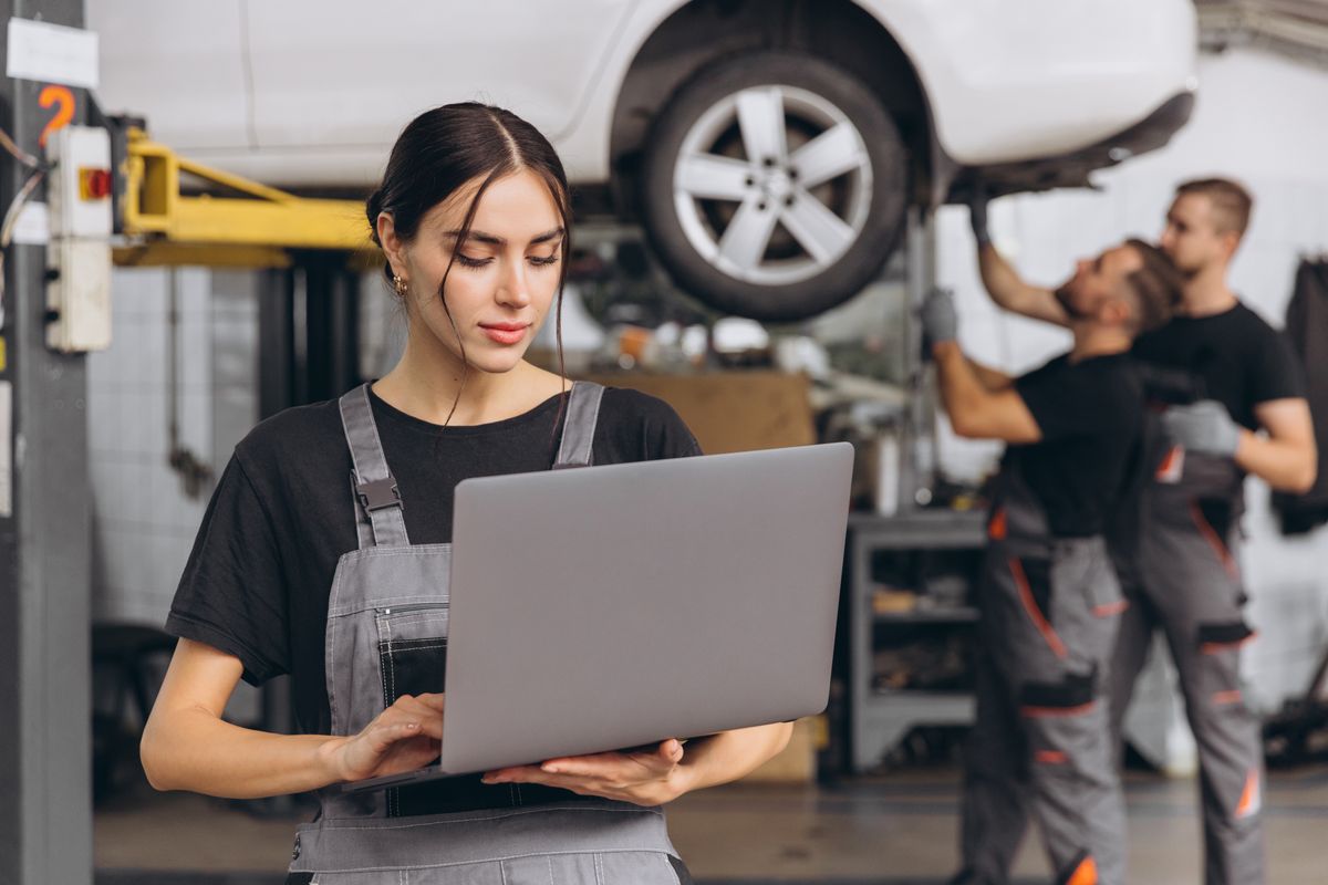 Worker,Of,Autoservice,,Beautiful,Young,Woman,Holding,Laptop,In,Hands, munkás, munkások, fiatal munkások, fiatal munkás