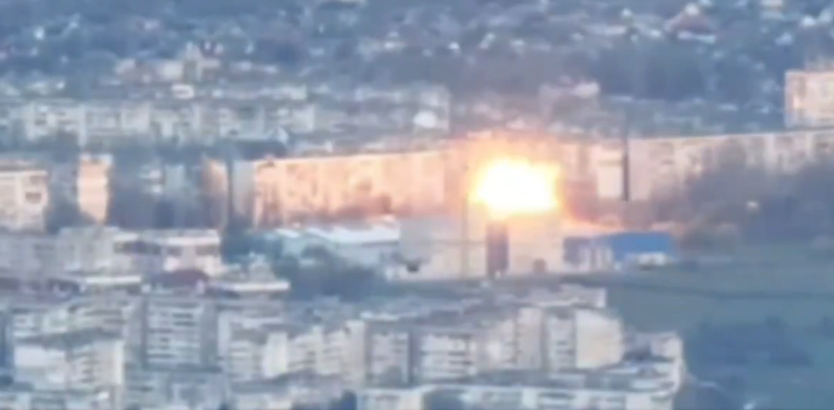 Videón, ahogy orosz siklóbomba csapódik Herszonba