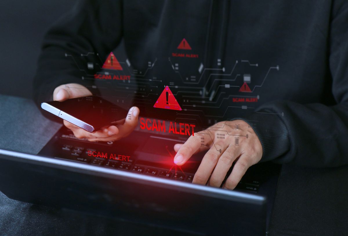 Scammer,Alert,And,Warning,Caution,Signs,On,Mobile,Phone.,Cyber Milliókat buktak az online csalók miatt Dombóvár