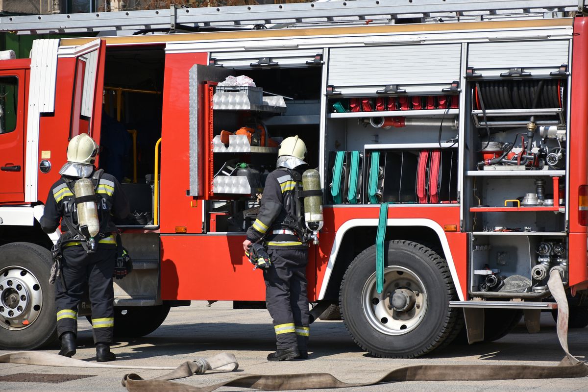 családi ház Firefighter,At,Work,In,The,City,Street, tűzoltó, tűz