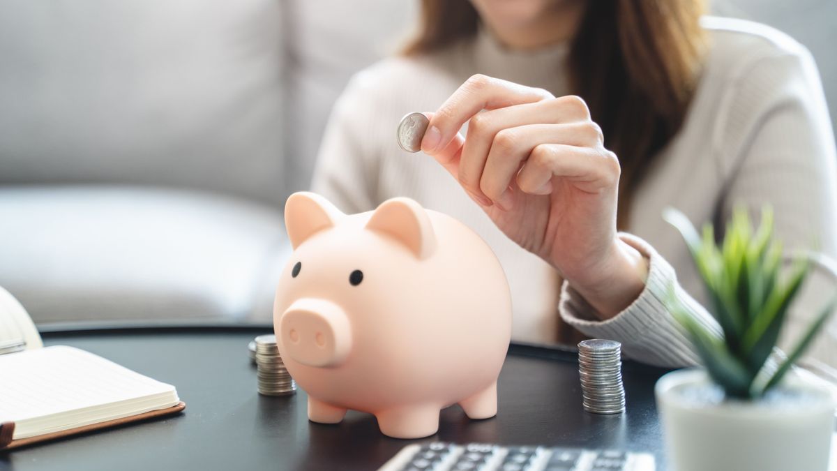 Young,Woman,Saving,Money,Monthly,Expenses,Putting,Coin,In, megtakarítás, malacpersely, pénz, takarék