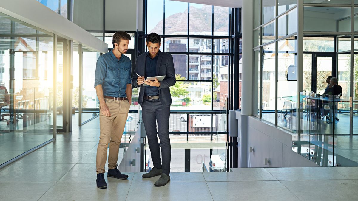 Conversation,,Tablet,And,Business,People,In,Office,,Teamwork,And,Online,bérbenchmarking