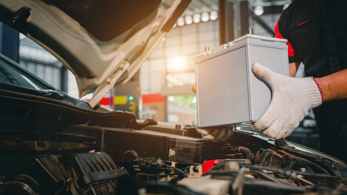 Close-up,Of,A,Car,Mechanic,In,A,Service,Center,Picking, akkumulátorgyár