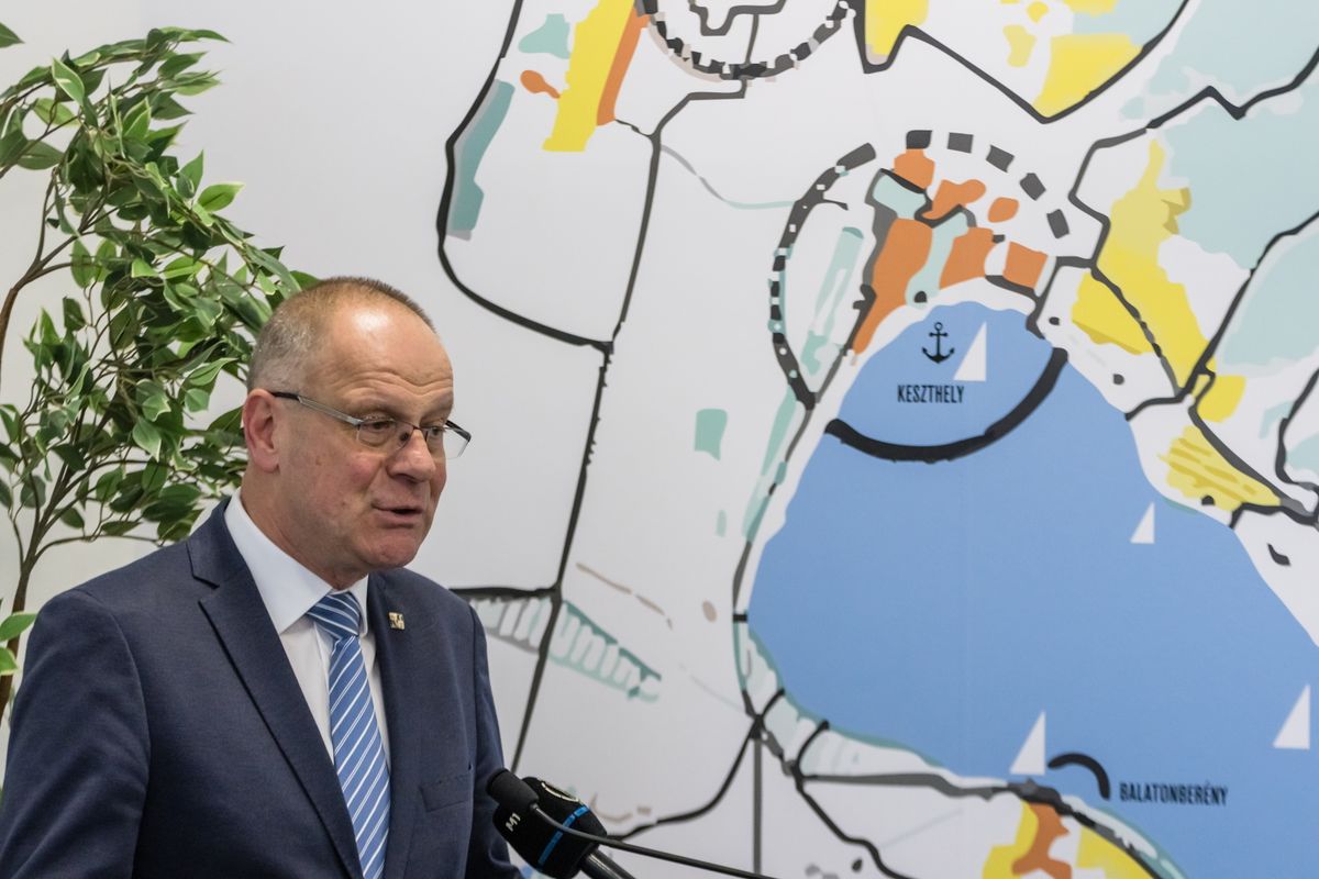 Navracsics szerint a Balaton gazdaságát, identitását erősíti az új iroda.