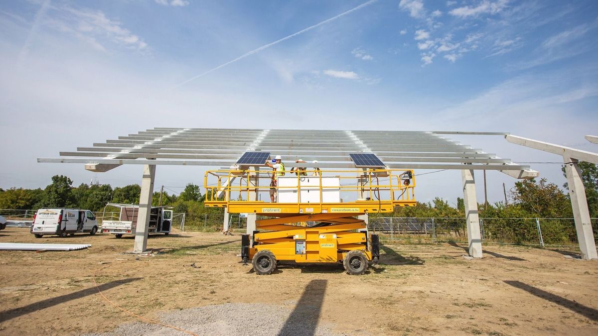 20200917 BékéscsabaNapelemparkot, valamint energiatároló-rendszert építenek egy 18 milliárd forint értékű, összetett energetikai program keretében Békéscsabán, a városi sportcsarnok környékén. A beruházás – amely jelenleg is zajlik és a tervek szerint idén véget ér – alapkövét tették le ünnepélyes keretek között.Fotó: Bencsik Ádám Békés Megyei Hírlap