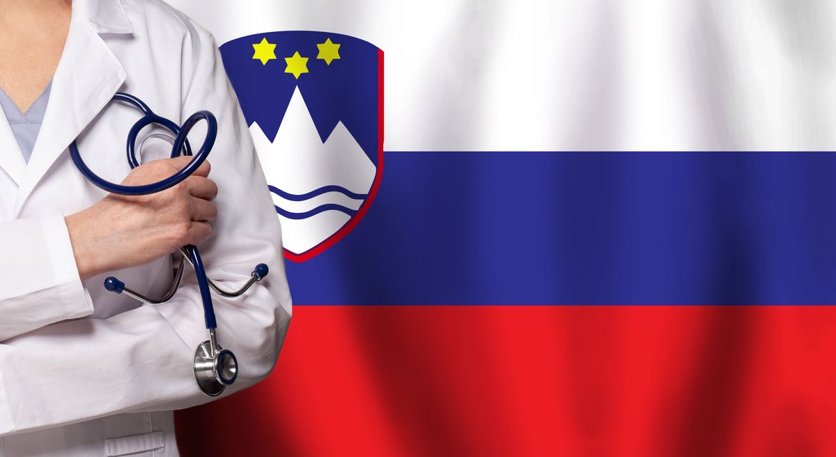 orvos Slovenian,Medicine,And,Healthcare,Concept.,Doctor,Close,Up,Against,Flag, orvos, szlovénia, doktor