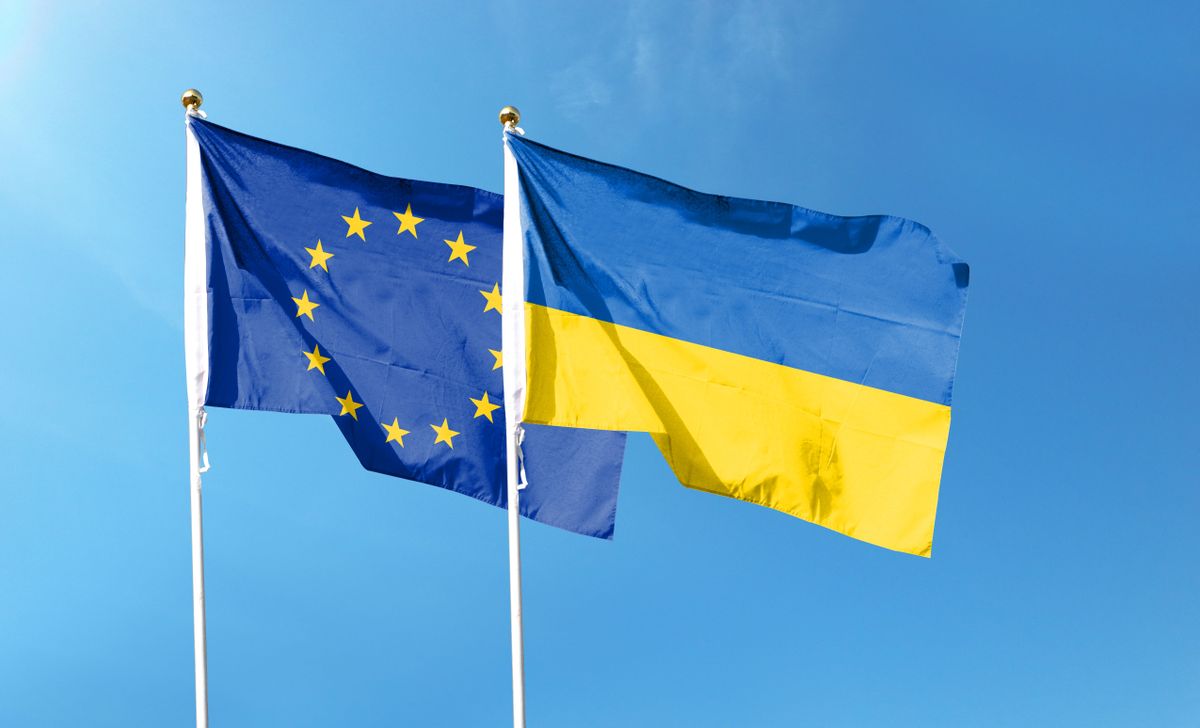 Ukrainian,Flag,And,Eu,Flag,On,Cloudy,Sky.,Waving,In Az EU több milliárd eurót folyósított Ukrajnának