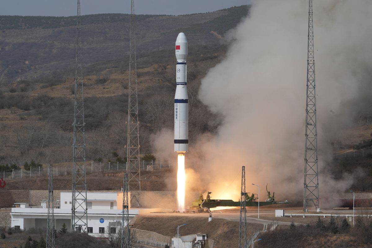 Versenyfutás a Holdért: Kína tartja az ütemtervet, a NASA késlekedik