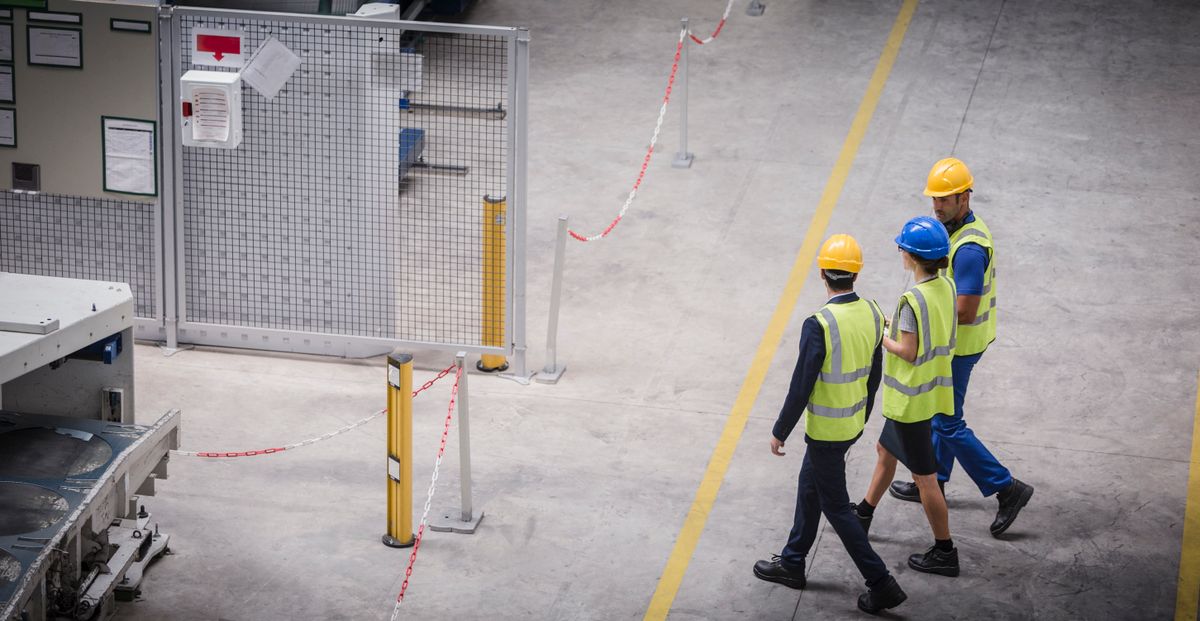 Workers walking and talking in factory román ipar