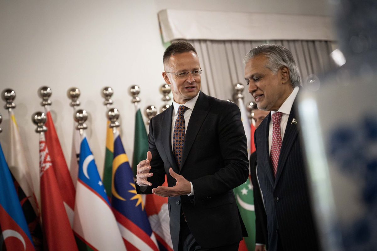 Szijjártó Péter. Magyarország és Pakisztán kiáll a szuverenitásáért, kulturális és történelmi örökségéért.
Közösen kiállunk a békéért és közösen fellépünk a terrorizmussal szemben. Azzal a terrorizmussal szemben, amely az illegális migráció legfőbb kiváltó oka, így Pakisztán terrorellenes erőfeszítései nagymértékben hozzájárulnak Európa biztonságának javításához is.