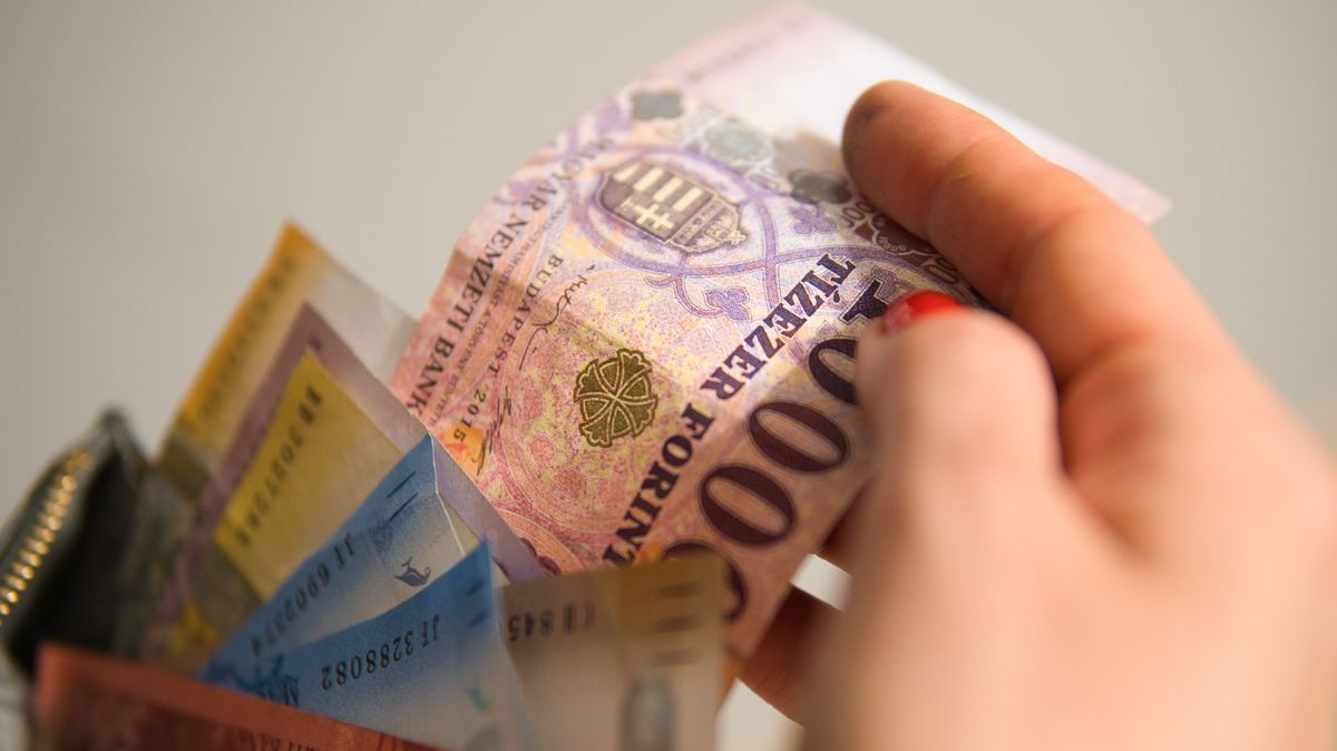Egyre erősebb a forint: 400 alá csúszott az euró 