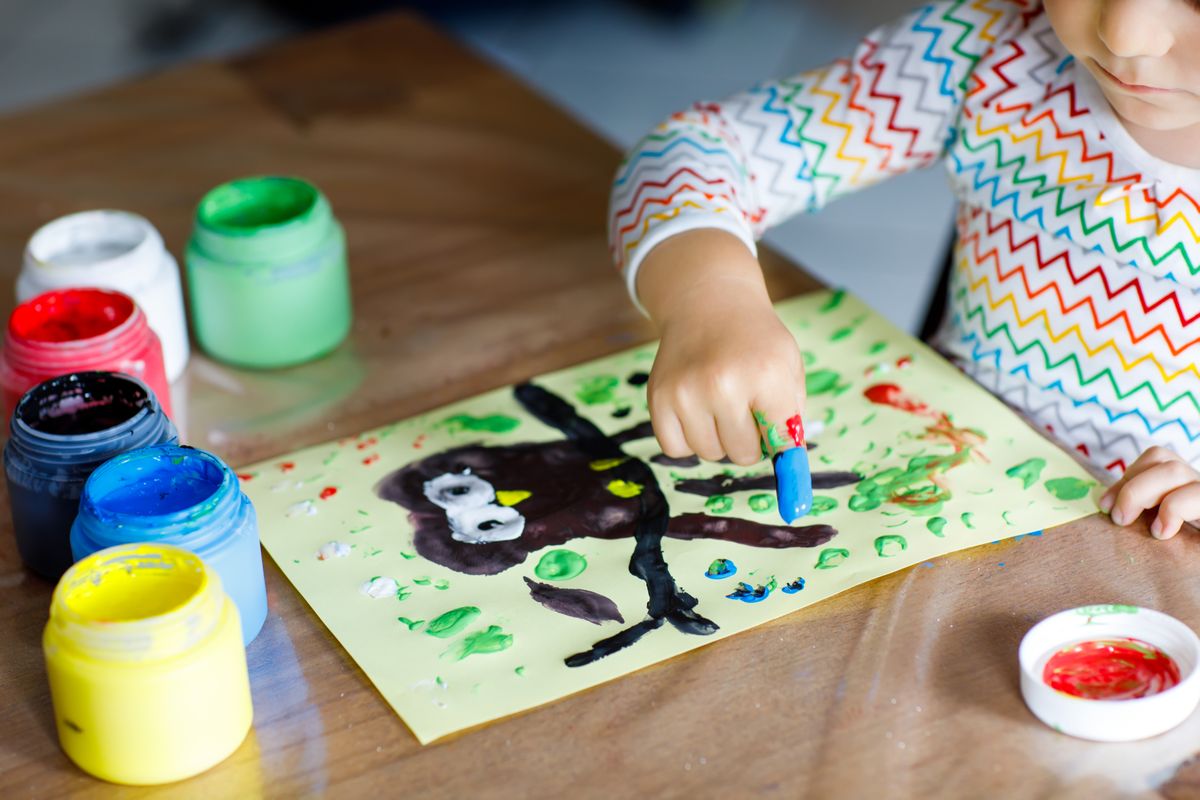 Closeup,Of,Little,Creative,Toddler,Girl,Painting,With,Finger,Colors