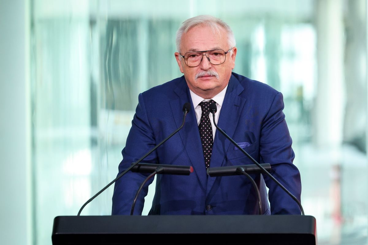 Mol, HERNÁDI Zsolt; KINCSES Elõd