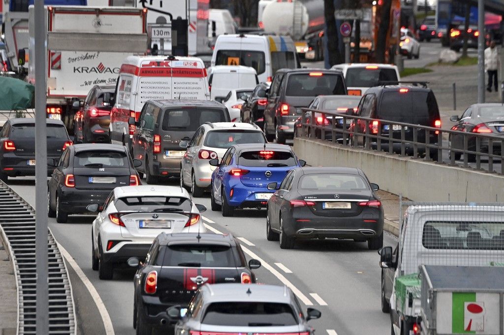 Heavy traffic on the Munich ring road., miniautó, 