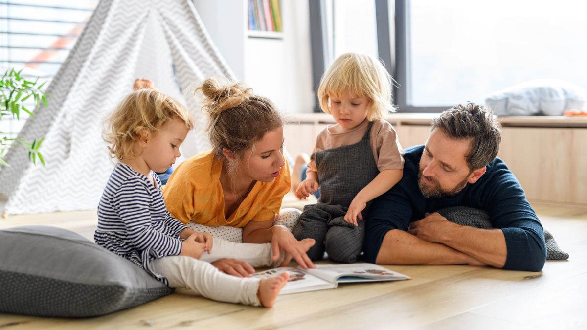 Édesanyák szja-mentessége: Orbán Viktor elárulta, hogy mennyibe fáj az államnak Young,Nuclear,Family,Playing,With,Toys,In,A,Living,Room, család, családi adókedvezmény