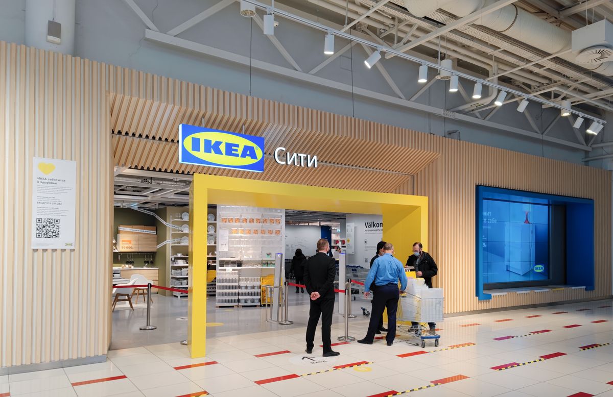 védjegy nyugati cég, Moscow,,Russia,,March,2022:,Entrance,To,The,Ikea,Store.,Guards