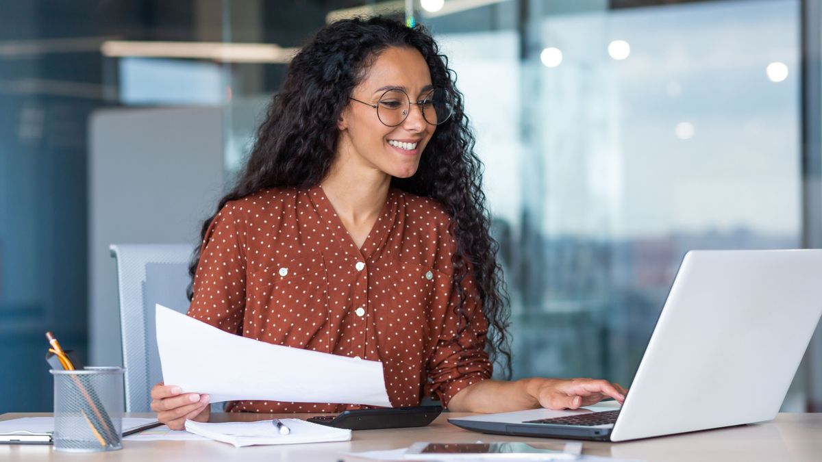 mesterséges intelligencia Latin,American,Businesswoman,Working,Inside,Office,With,Documents,And,Laptop,