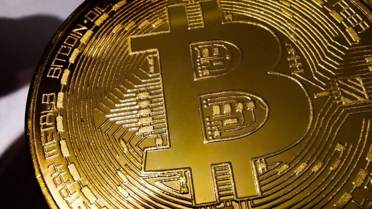 Ritka rossz formában a bitcoin, már a 100 ezres szint megtartása is eredmény - gyülekeznek a fellegek, de egy dologba még kapaszkodhatnak a befektetők 