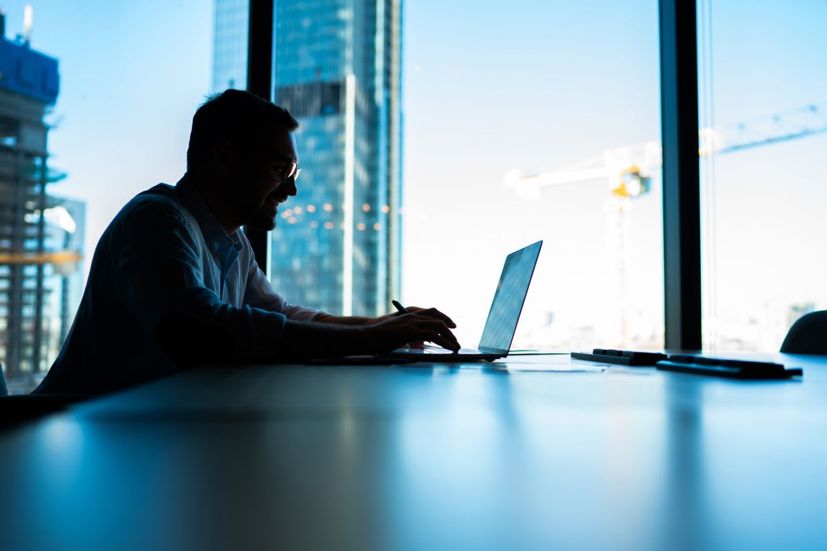 Side,View,Of,Successful,Office,Worker,Sitting,At,Table,Desktop Felmérés: szeretünk online ügyet intézni és vásárolni 