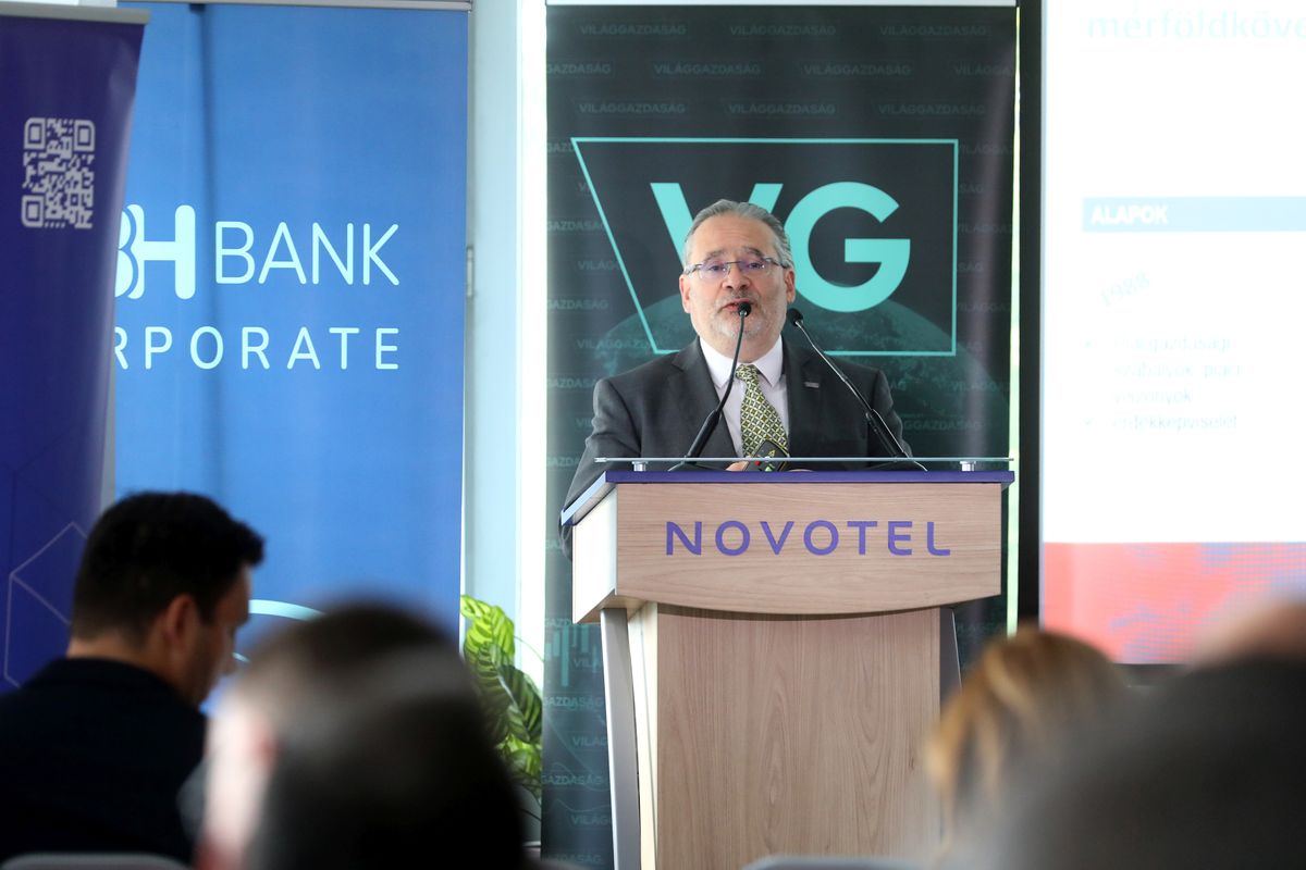 PERLUSZ László, kicsik, közepesen, erősek konferencia, novotel szálloda 