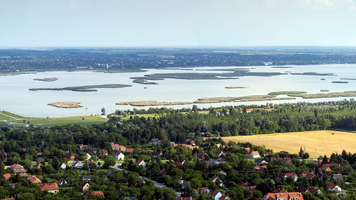 Fordulat: szép csendben olcsóbb versenytársat kapott a Balaton Magyarországon – de lehet, hogy nem sokáig marad így 
