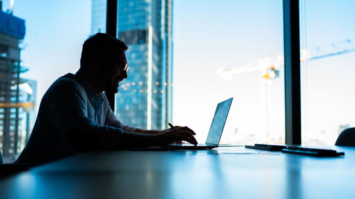 Side,View,Of,Successful,Office,Worker,Sitting,At,Table,Desktop munkahelyi teljesítmény