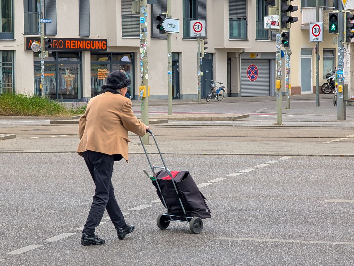 Senior Pedestrian With Shopping Trolley Crossing Street, nyugdíjas