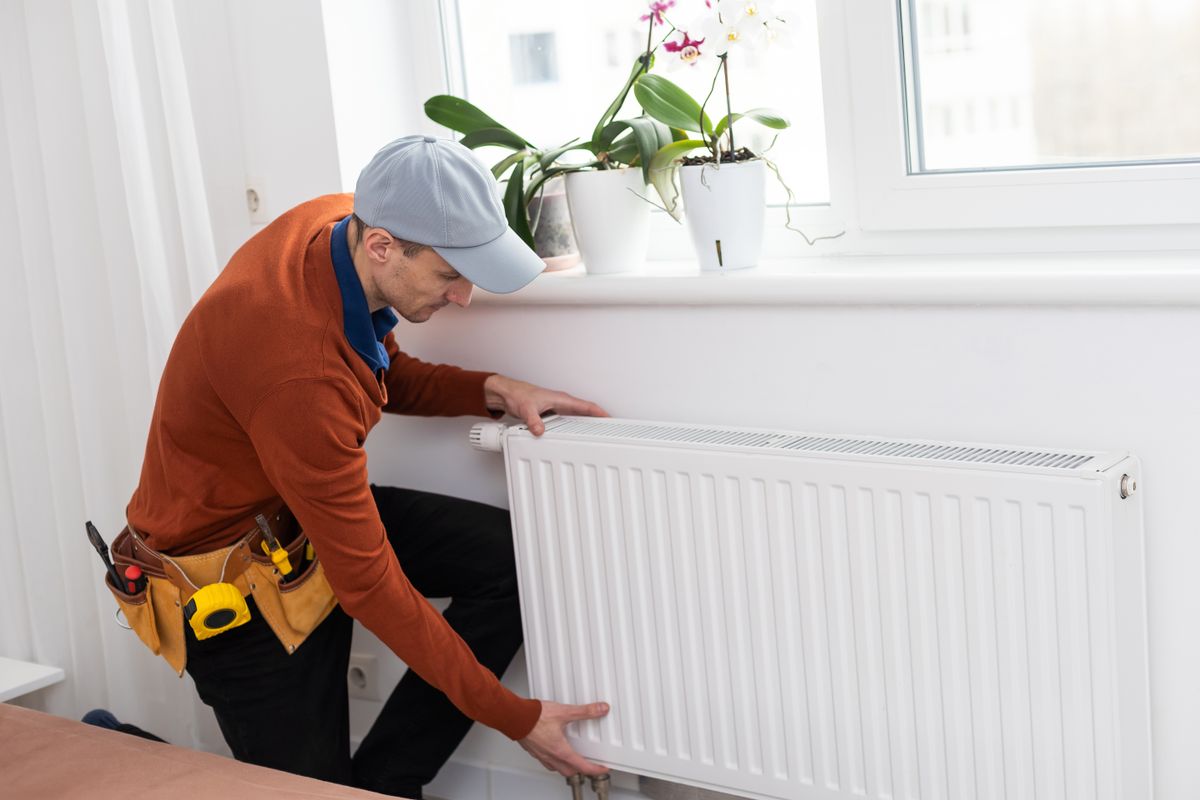 Fitter,With,Radiator.,Energy,Savings.,Reading,The,Heating,-,Setting.