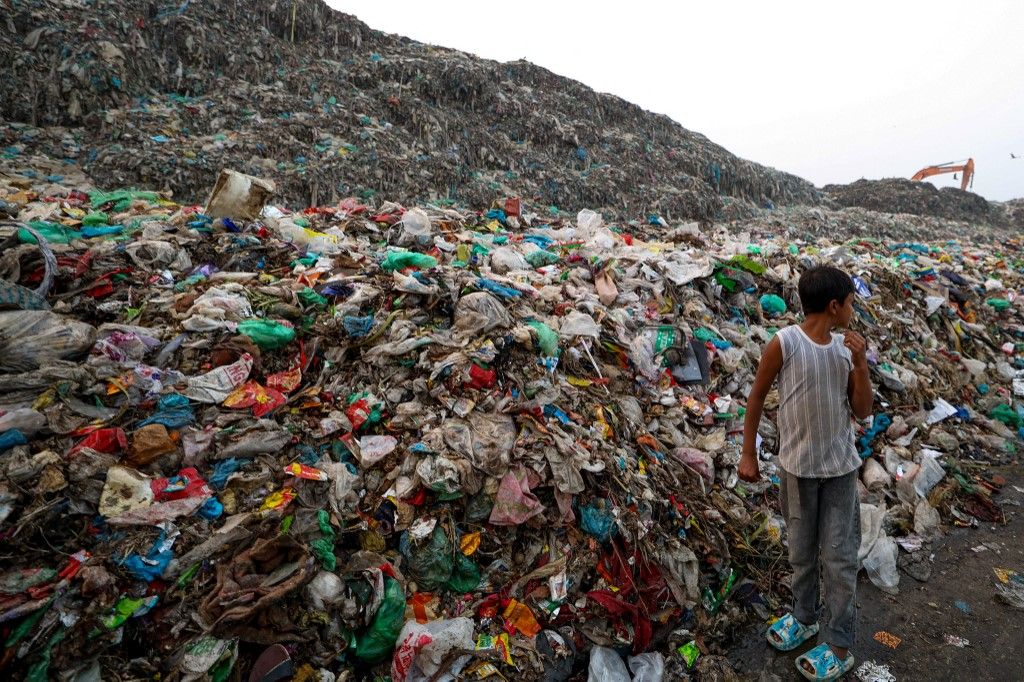 Uncontrolled methane emissions from Bangladesh landfills fueling heatwave crisis