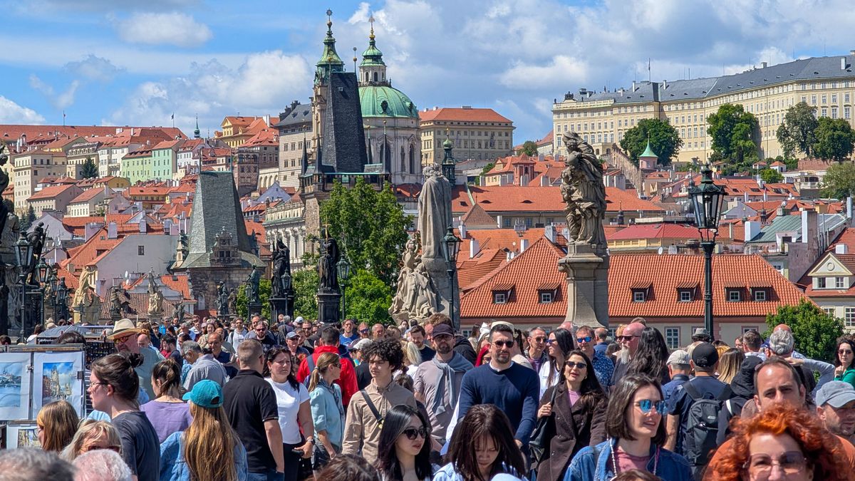 Mass Tourism On Charles Bridge In Prague cseh gazdaság