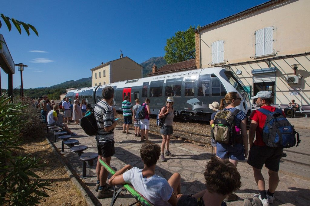 FRANCE. HAUTE-CORSE (2B) CORTE, PASSENGERS ON THE PLATFORM OF THE VILLAGE STATION