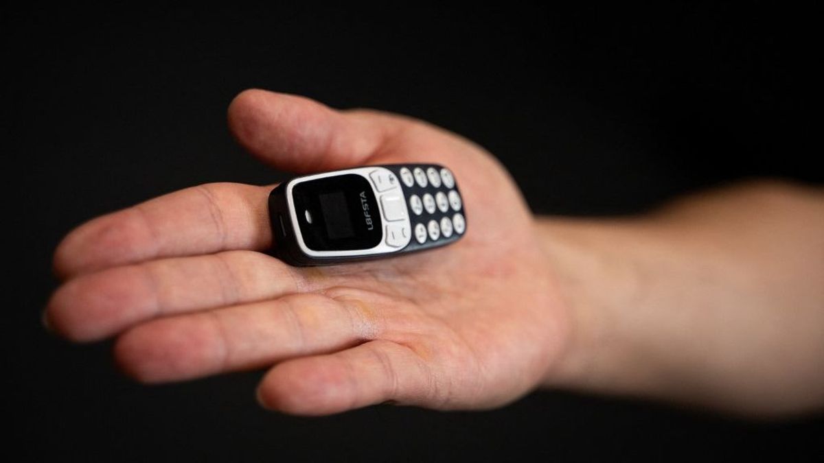 A rendőrség mini mobiltelefonok tucatjait foglalta le börtönökben 