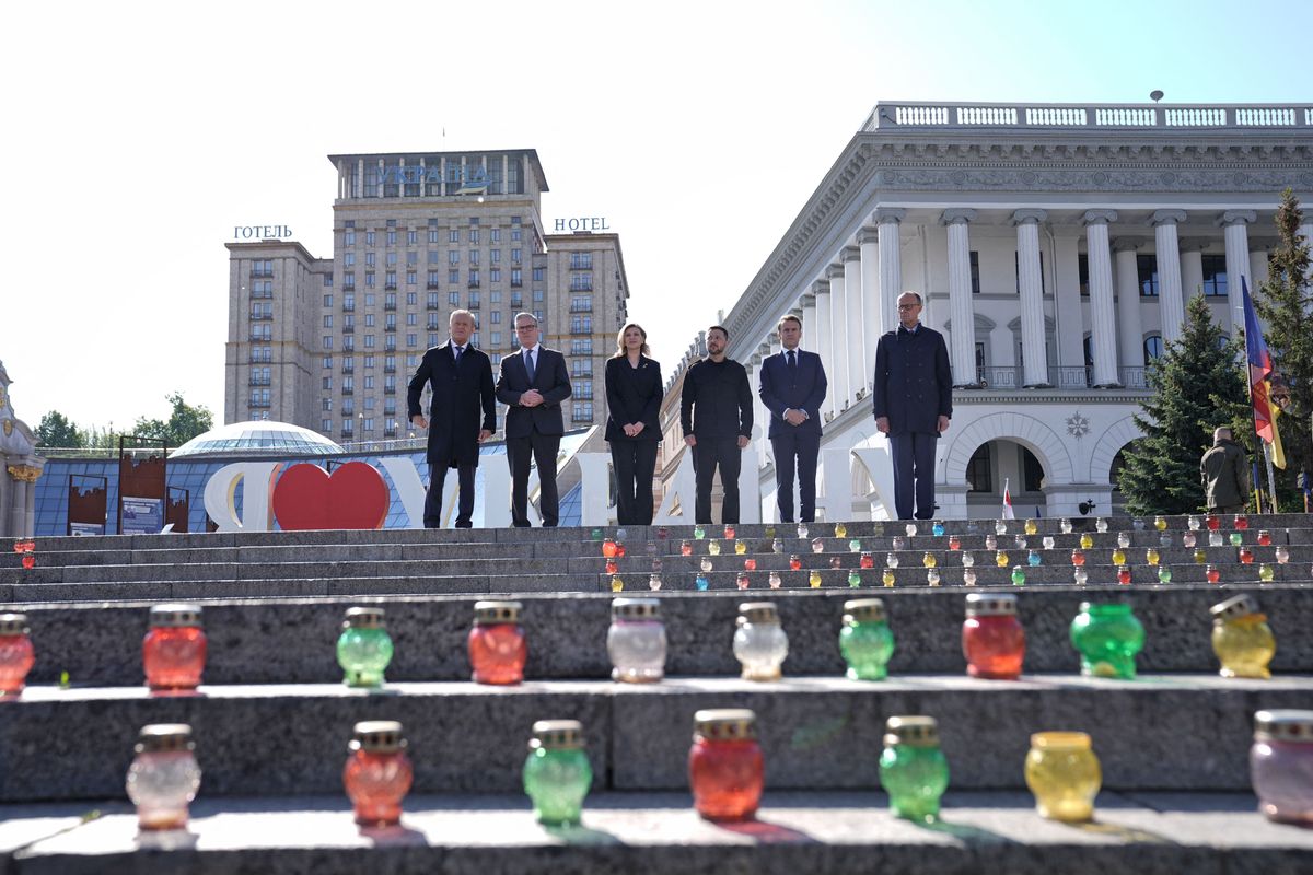 A nyugati vezetők Ukrajna támogatásáról beszéltek Kijevben, de konkrét garanciát nem hoztak, a háború pedig folytatódik.
