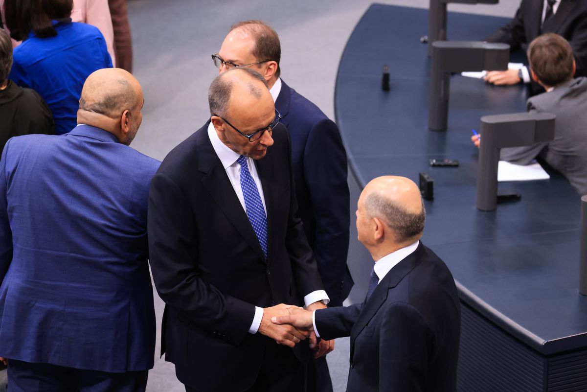 A német gazdaság politikai háttere: Scholz és Merz, a béna kacsává vált kancellár és a béna kacsaává vált kancellárjelölt kézfogása a Bundestagban 2025. május 6-án