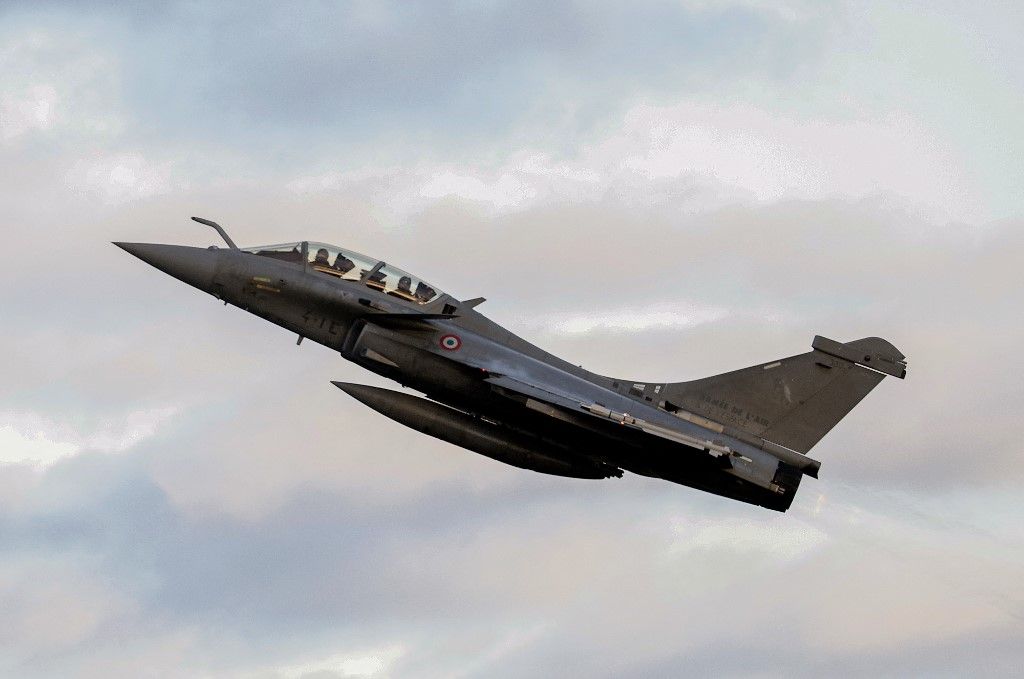 nato A Rafale B standard F4 fighter jet of France's air force flies as part of NATO's Enhanced Air Policing (eAP) mission  in the Baltic States, on Dezember 17, 2024 at Siauliai airbase in Lithuania. (Photo by Petras Malukas / AFP)