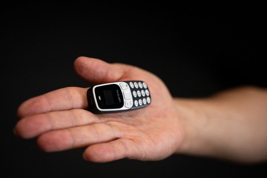 Mini mobiltelefonok tucatjait foglalta le börtönökben a rendőrség