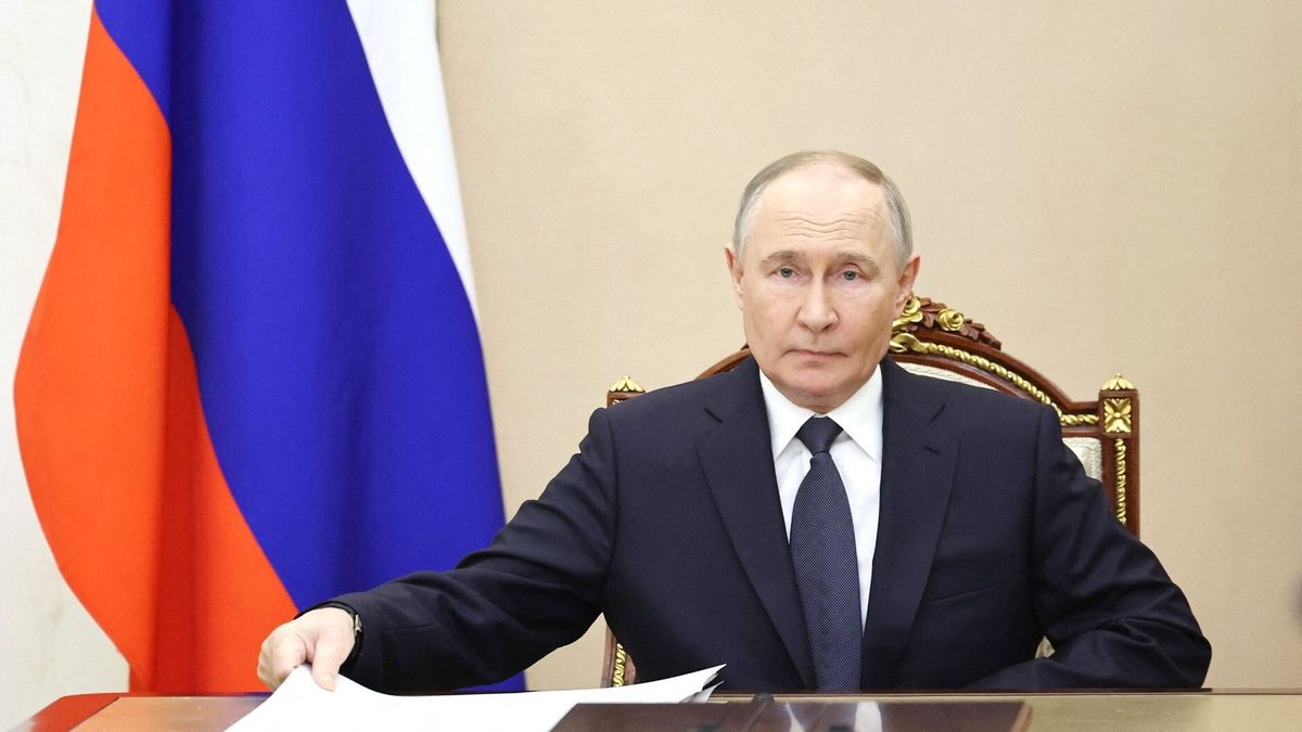 Russian President Vladimir Putin meets with Russian officials ahead of Istanbul talks vlagyimir putyin