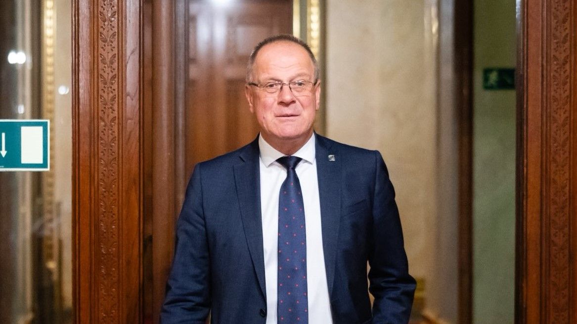 Ingatlanszerzés korlátozása Magyarországon: Navracsics Tibor tisztázta a helyzetet – nem ez az igazi veszély