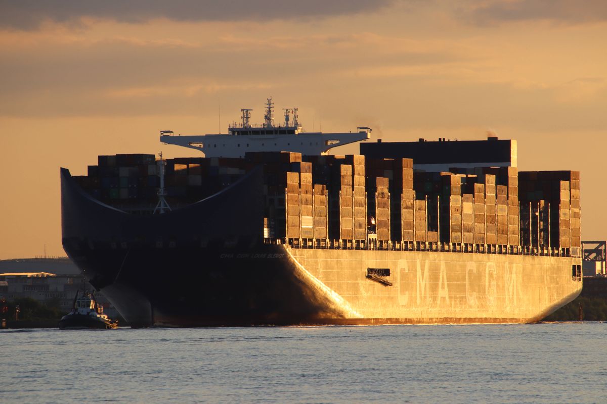 kereskedelmi háború Der Containerfrachter CMA CGM Louis Bleriot läuft den Hamburger Hafen an. *** The container freighter CMA CGM Louis Bler