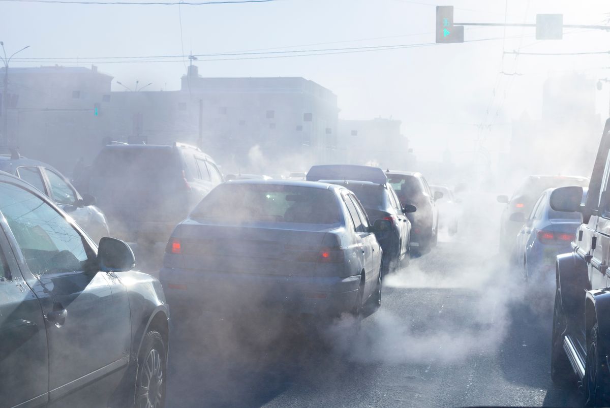 Autóipar: Brüsszel megkegyelmezne az autógyártóknak Pollution,From,The,Exhaust,Of,Cars,In,The,City,In
