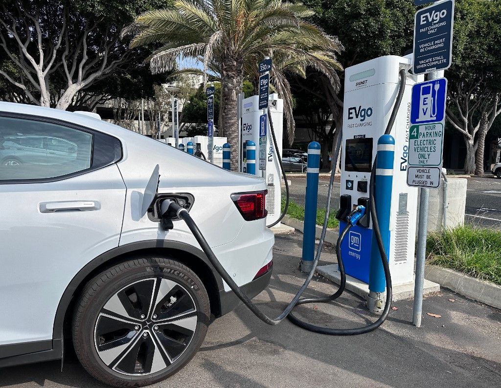 Polestar Evgo Belső égésű motoros autók: kútba eshet Kalifornia terve