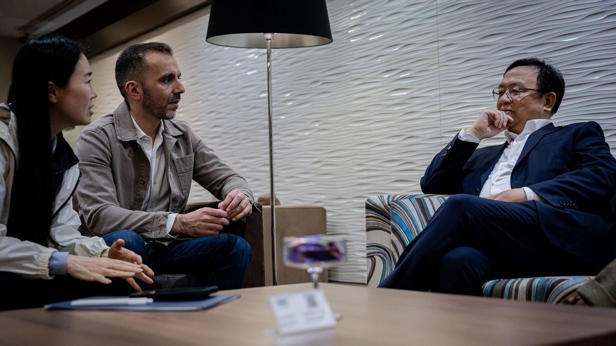 Az éjjel Magyarországra érkezett a BYD legfőbb vezetője, valami rendkívüli készül: ő fogadta a ferihegyi repülőtéren 