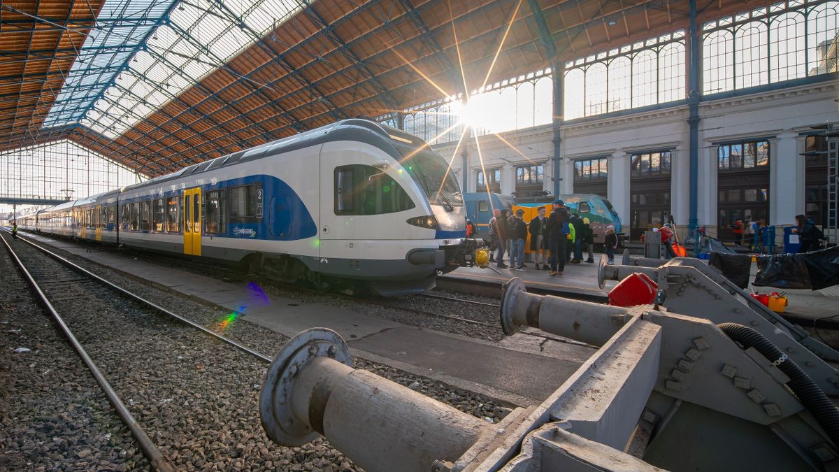 vonat, vasút, MÁV, utas, utasok, közlekedés, flirt, motorvonat
Balaton előszezoni menetrend