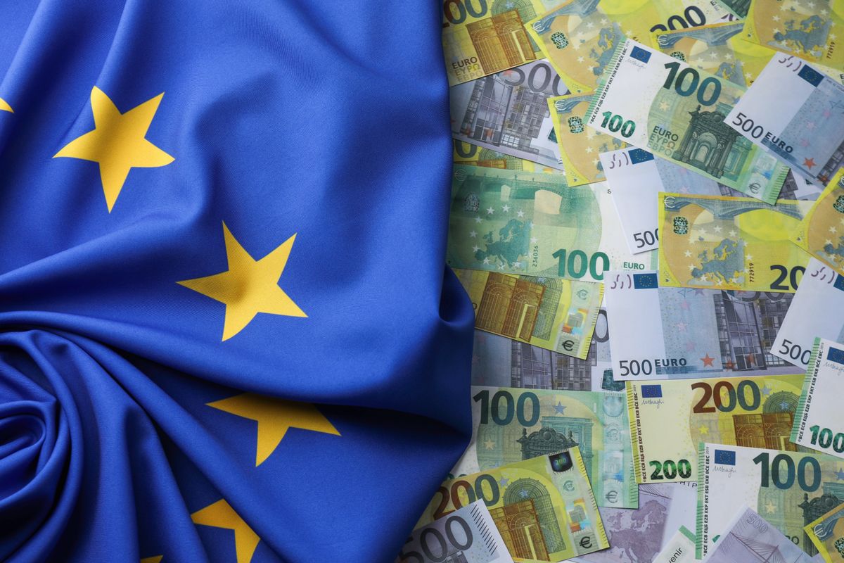European,Union,Flag,On,Euro,Banknotes,,Top,View Kiadta előrejelzését az Európai Bizottság: Ausztriában jön a recesszió, Németország stagnál