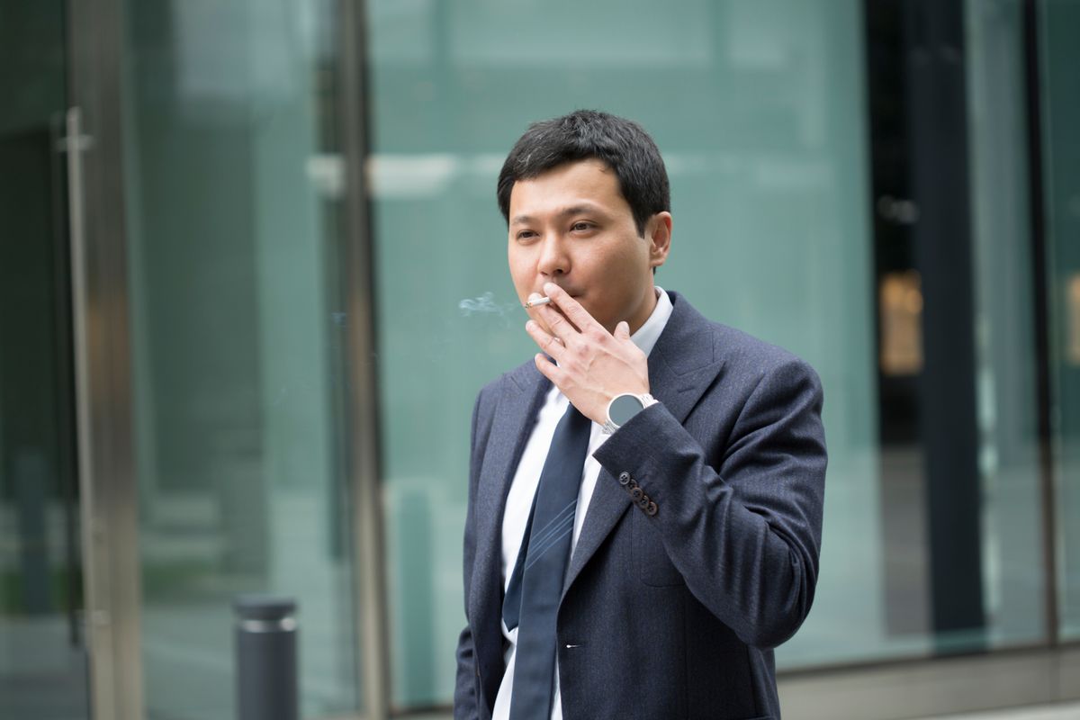 kínai, dohányzás, öltönyös kínai, cigi, cigaretta Kínai vezetés a tisztviselőknek: ne igyatok és cigizzetek annyit