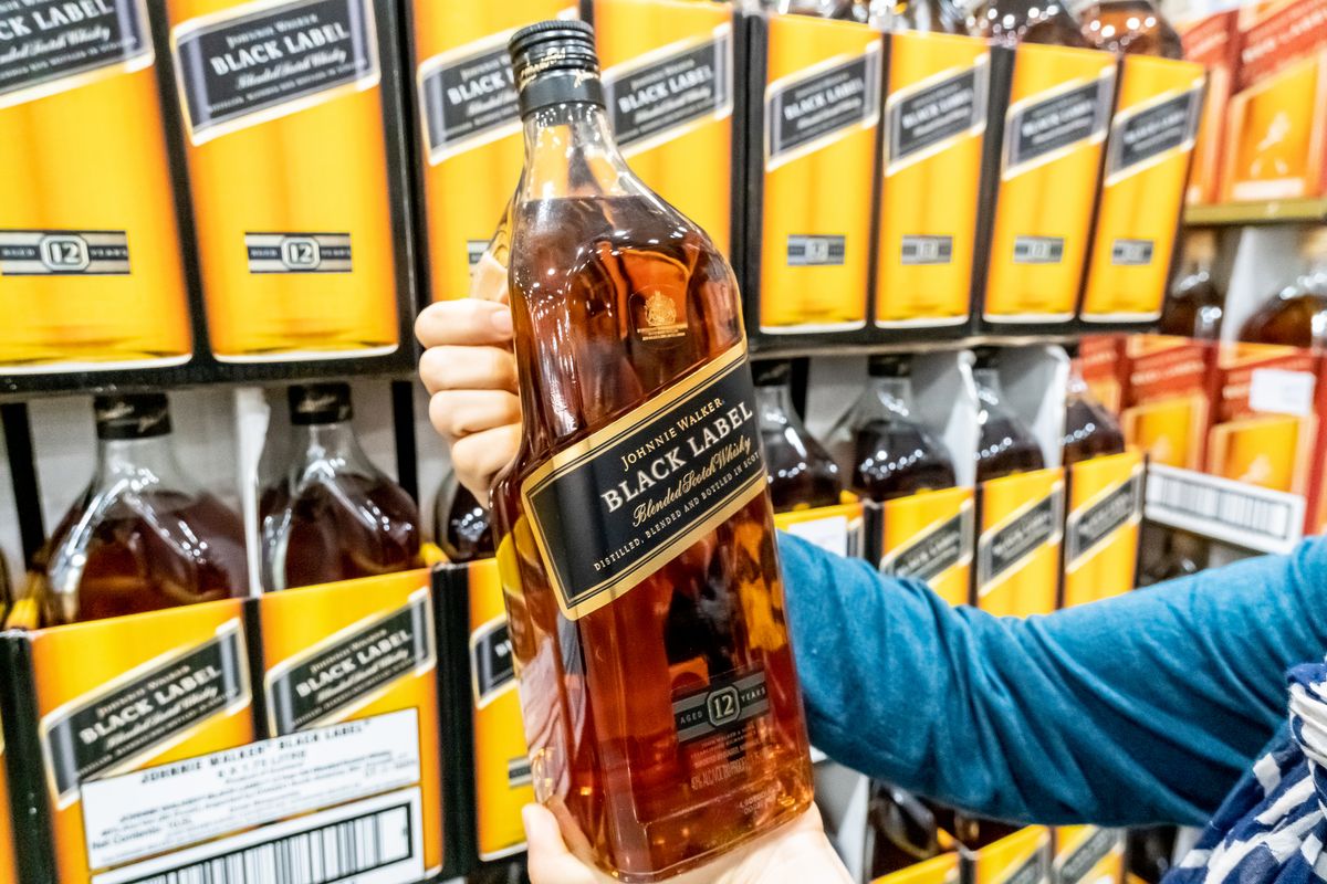 A Diageo növekvő árbevétel mellett is jelentős költségcsökkentésre készül Sacramento,,Ca/usa,02/09/2020,Shopper's,Hand,Holding,A,Bottle,Of,Johnnie