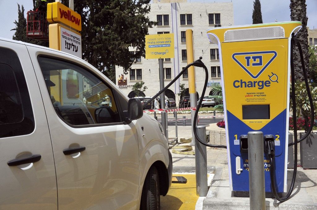 ISRAEL. JERUSALEM. ELECTRIC CAR CHARGING STATION AT A PAZ PETROL STATION. A világ legnagyobb szuverén vagyonalapja eladja a problémásnak talált izraeli részvényeit norvég nyugdíjalap
