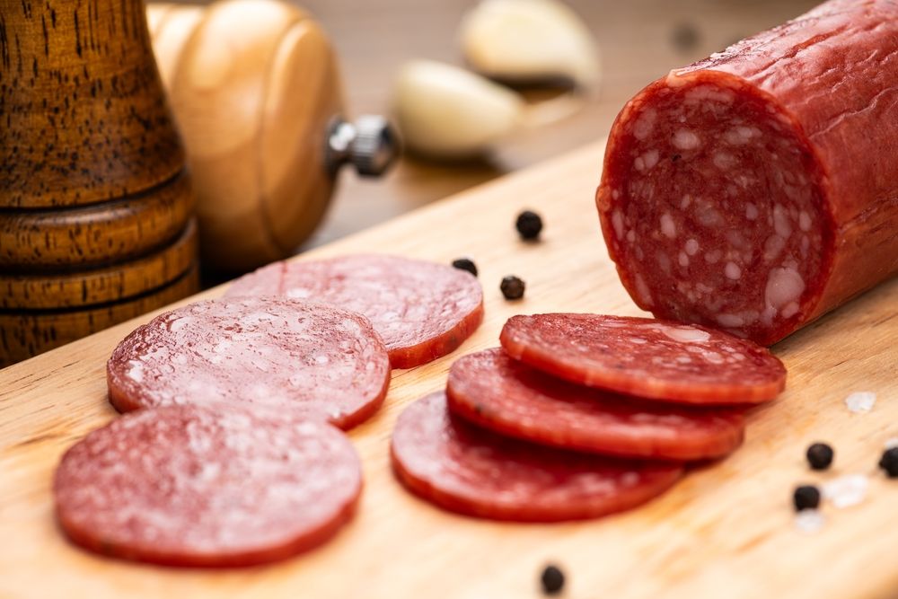 Sliced,Salami,On,Wooden,Cutting,Board
Pick szalámi