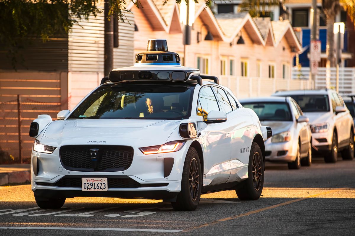 2024-11-15,Los,Angeles,Usa,A,Waymo,Self-driving,Jaguar,I-pace,Navigates